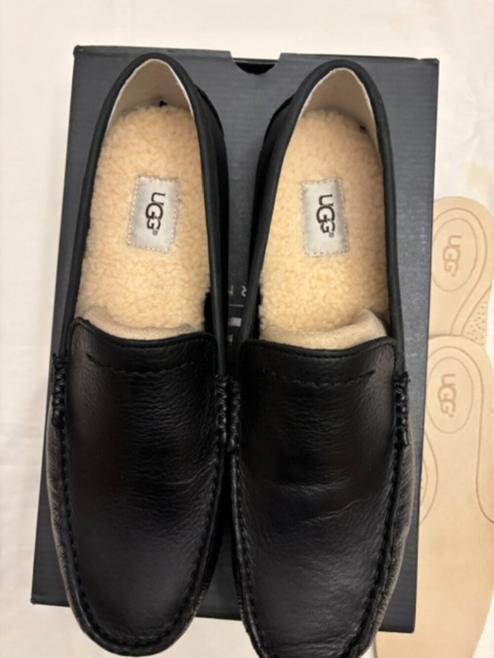 BRAND NEW UGG MEN’S BLACK LEATHER ASCOT SLIPPERS – BOX & INSOLES